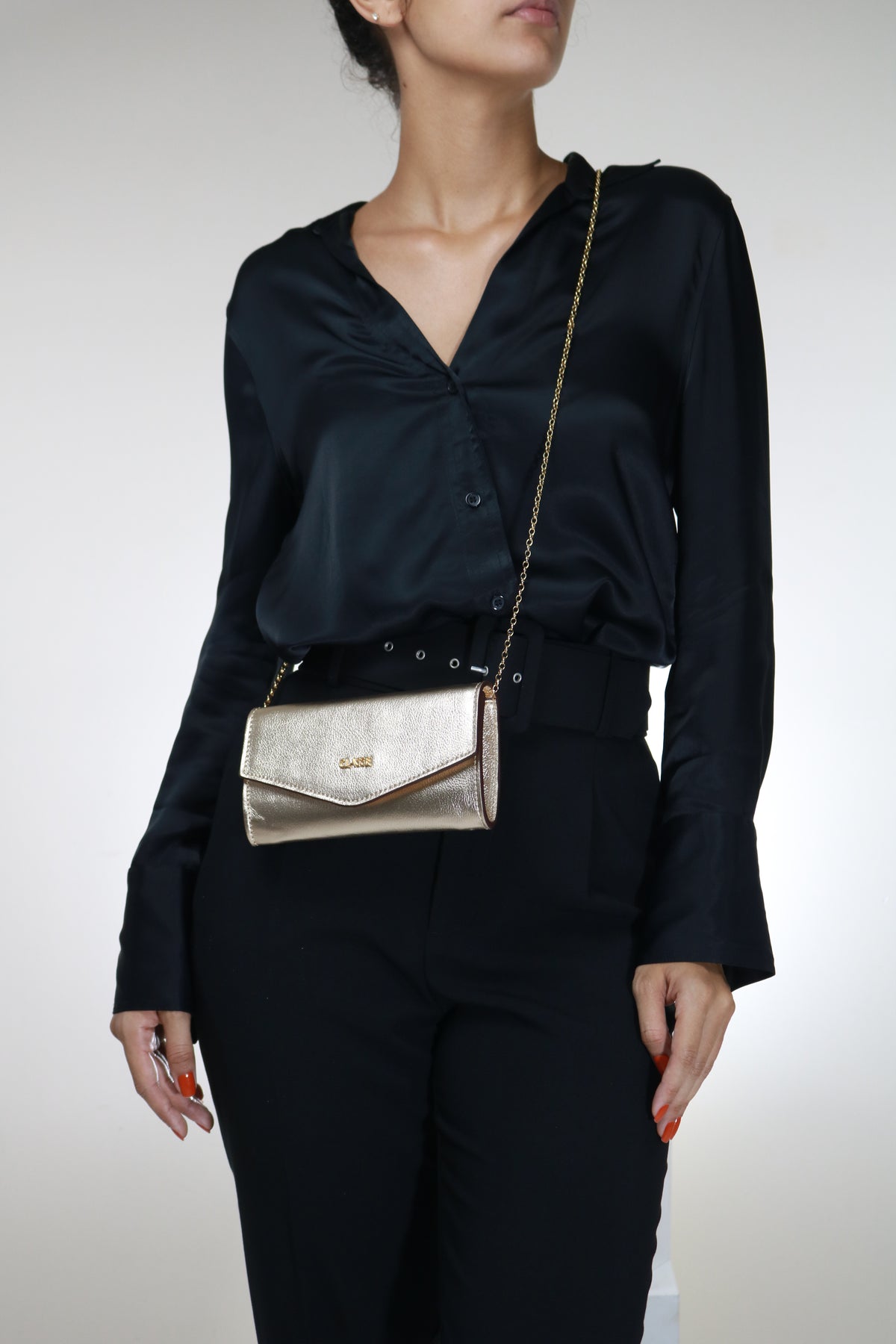 Bolsa Tiracolo de Couro Ouro Gabi com corrente